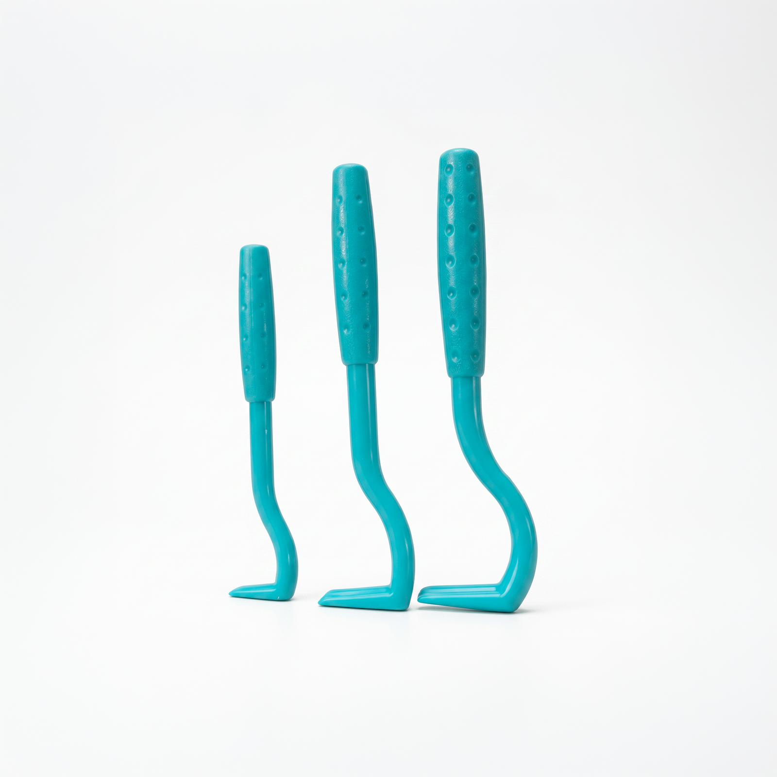 Set de trois crochets retire-tiques de tailles différentes pour chien en plastique turquoise, outils extracteurs de parasites avec poignée ergonomique texturée pour la sécurité et les soins canins en randonnée.