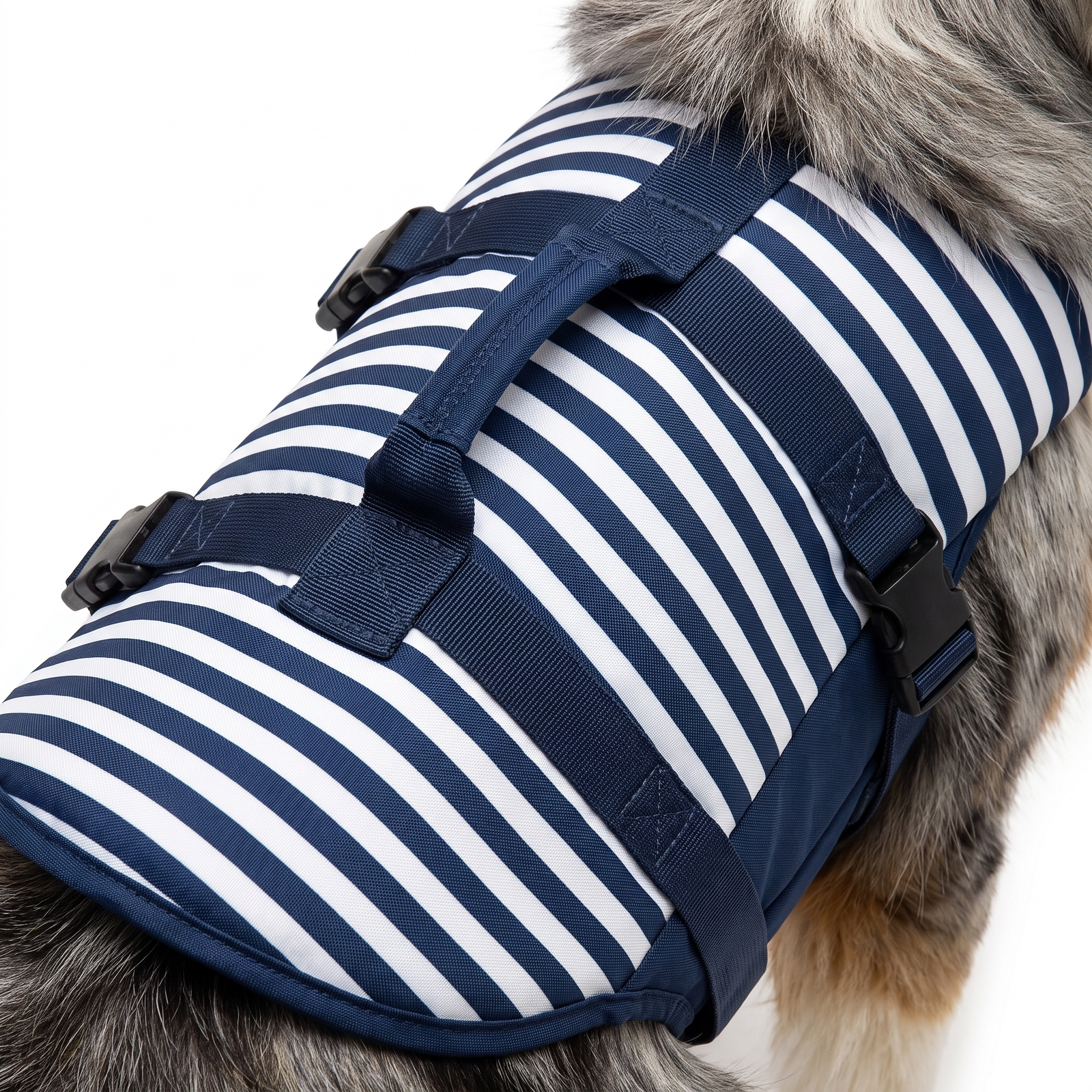 Gros plan sur les sangles réglables et les boucles du gilet de flottaison pour chien rayé marine et blanc PawVoyage.