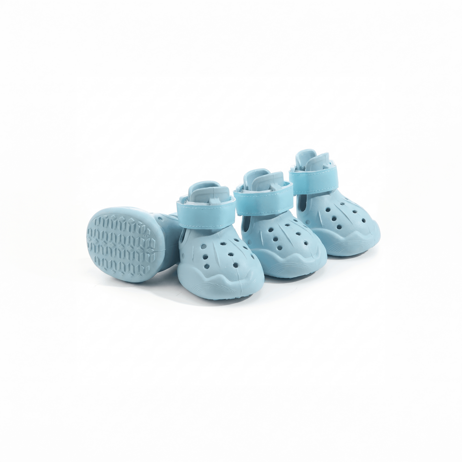 Set de 4 bottines respirantes pour chien bleu clair : sangle scratch, trous d'aération, semelle crantée antidérapante.