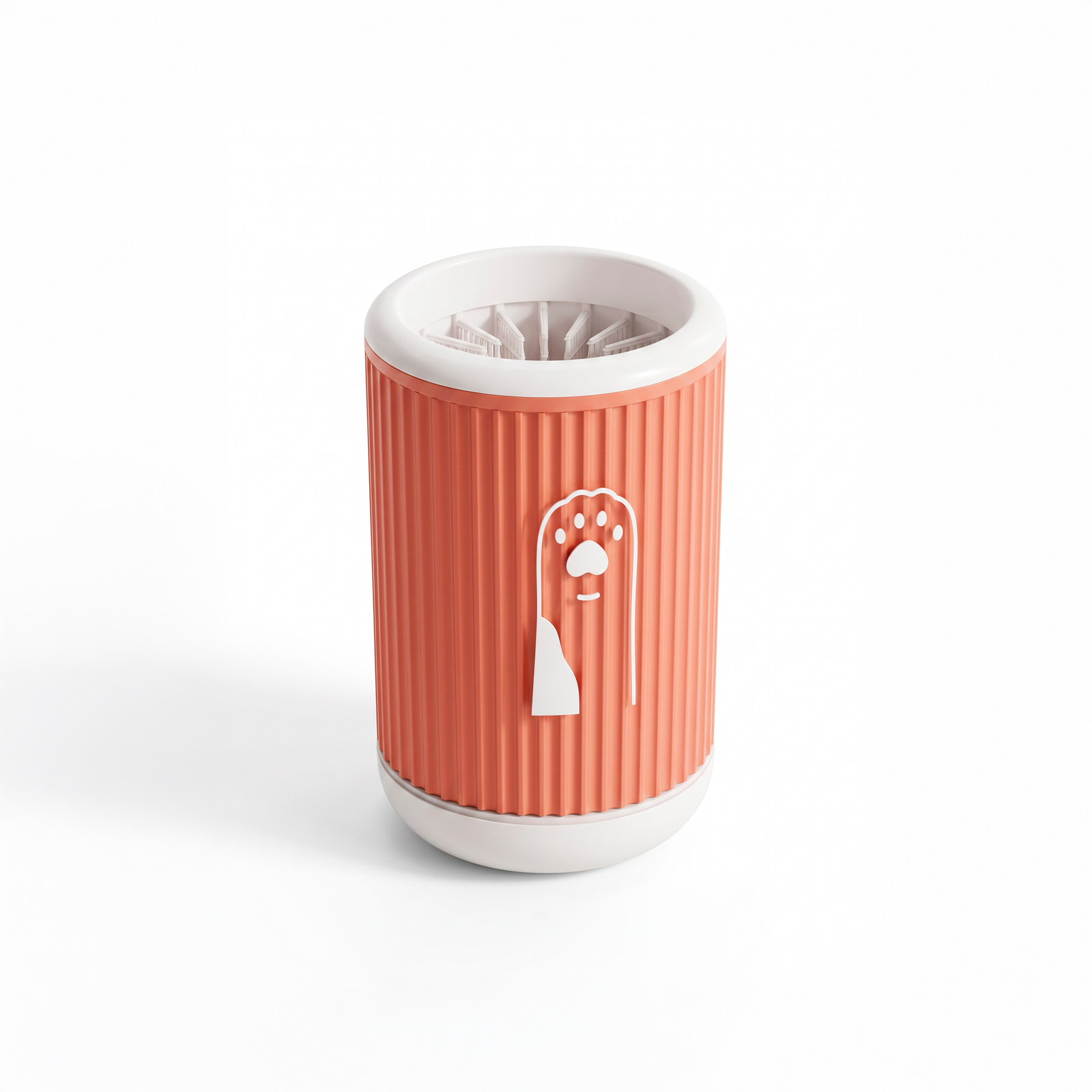 Gobelet nettoyeur de pattes pour chien en plastique orange avec motif de patte blanche, brosse interne en silicone souple et socle blanc, vue de trois-quarts sur fond blanc.