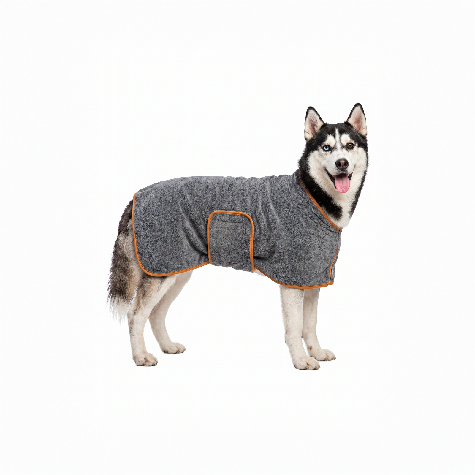 Peignoir de bain pour chien en tissu microfibre gris foncé avec bordure orange, coupe ajustée avec fermeture ventrale par scratch, présenté de profil sur un chien Husky sur fond blanc.